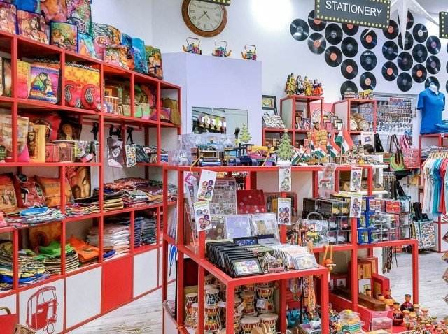 10 Affordable Souvenir Shopping Destinations Around the World