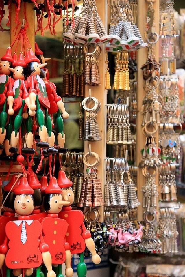 10 Affordable Souvenir Shopping Destinations Around the World